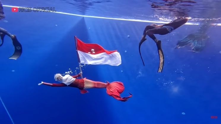 Potret Ria Ricis Kibarkan Bendera Merah Putih di Air (YouTube/Ricis Official)