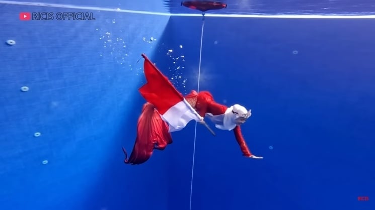 Potret Ria Ricis Kibarkan Bendera Merah Putih di Air (YouTube/Ricis Official)