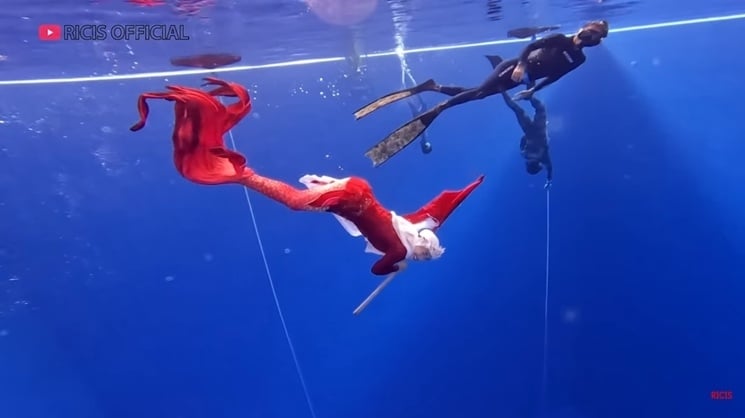 Potret Ria Ricis Kibarkan Bendera Merah Putih di Air (YouTube/Ricis Official)