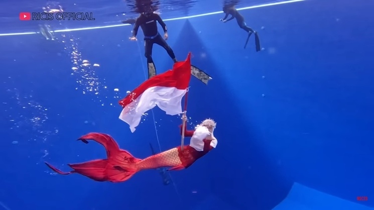 Potret Ria Ricis Kibarkan Bendera Merah Putih di Air (YouTube/Ricis Official)