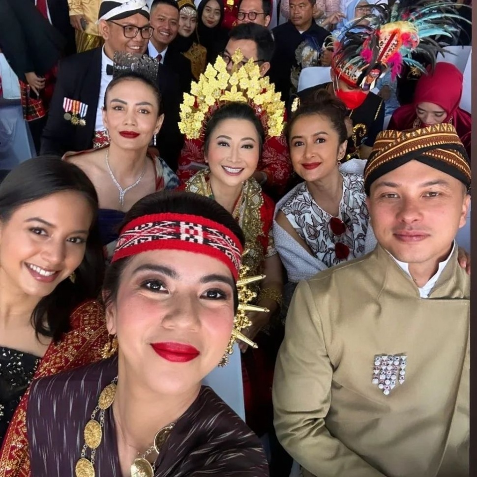 Nicholas Saputra bersama rekan artis menghadiri acara perayaan HUT RI yang ke-78 di Istana Merdeka, Jakarta, Kamis (17/8/2023). [Instagram @renfelany]