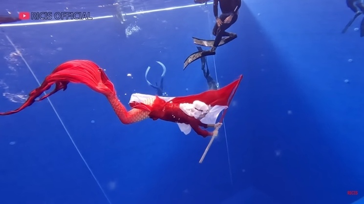 Potret Ria Ricis Kibarkan Bendera Merah Putih di Air (YouTube/Ricis Official)