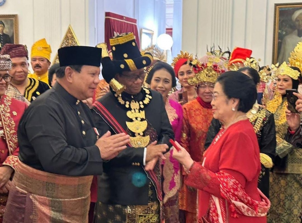 Ketua Umum Partai Gerindra Prabowo Subianto bicara dengan Ketua Umum DPP PDIP Megawati Soekarnoputri usai Upacara Peringatan HUT ke-78 RI di Istana, Kamis (17/8) kemarin. (Foto dok Prabowo)