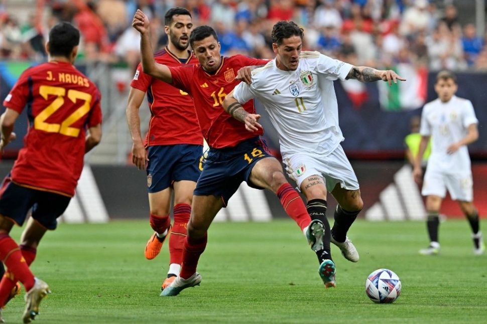 Bek Spanyol Aymeric Laporte (kiri) berebut bola dengan gelandang Italia Nicolo Zaniolo dalam pertandingan semi final UEFA Nations League antara Spanyol dan Italia di Stadion De Grolsch Veste di Enschede pada 15 Juni 2023.JOHN THYS / AFP