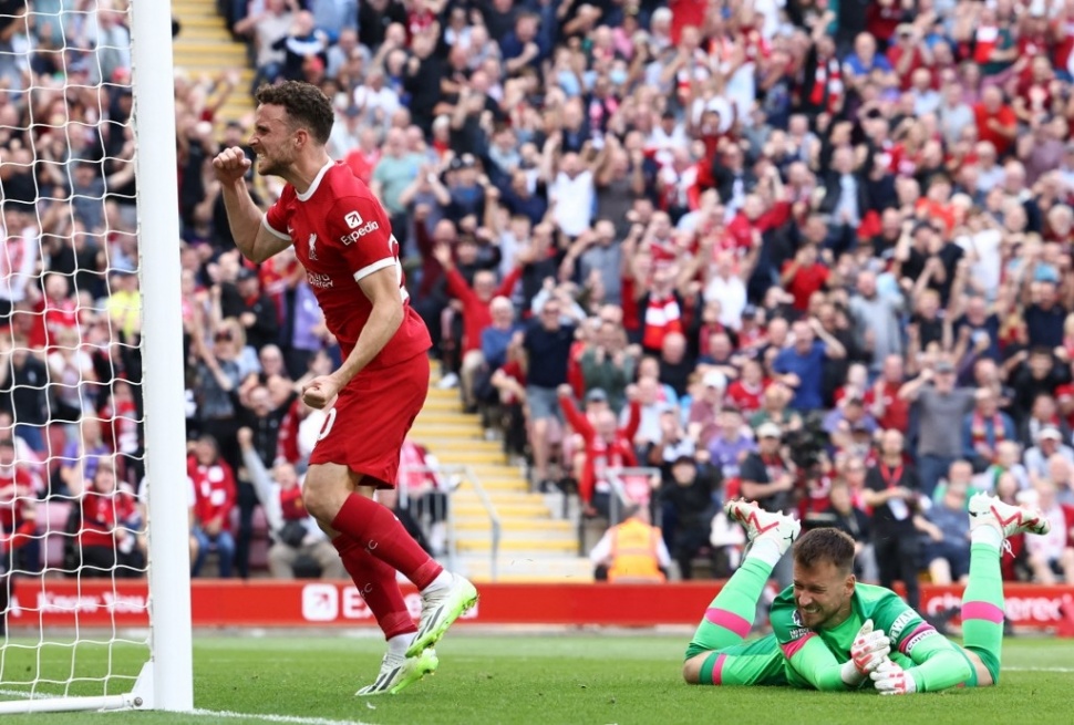 Pemain Liverpool asal Portugal Diogo Jota (kanan) menjebol gawang Bournemouth yang dikawal Neto dalam pertandingan Liga Inggris di Anfield di Liverpool, Sabtu, 19 Agustus 2023.Darren Staples/AFP