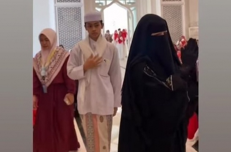 Potret Bilal Ataya Temani Dakwah Ummi Pipik. (Instagram/@_ummi_pipik_)