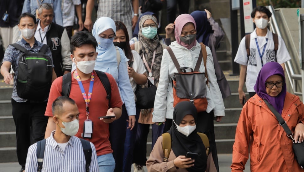 Masyarakat berjalan sambil menggunakan masker di Stasiun Dukuh Atas, Jakarta, Senin (21/8/2023). [Suara.com/Alfian Winanto]