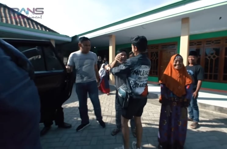 Asisten Artis Bangun Rumah di Kampung Halaman. (YouTube/Rans Entertainment)