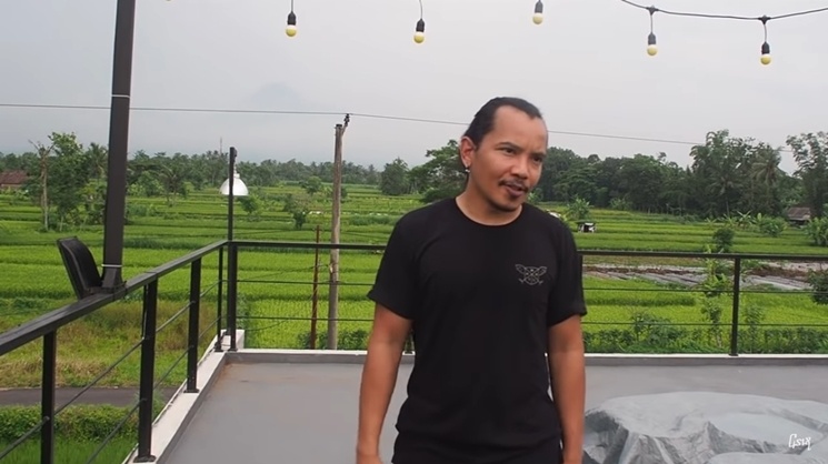 Potret rumah artis di Jogja. (YouTube/cellanadalam Official)