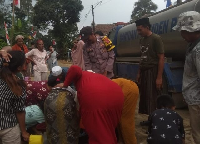 Warga Pandeglang Banten mengantre pembagian air bersih dari BPBDPK Kabupaten Pandeglang lantaran mulai kekeringan di musim kemarau. [IST]