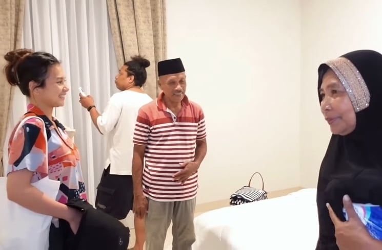 Momen Indah Permatasari dikunjungi mertua. (YouTube/Indah Permatasari)