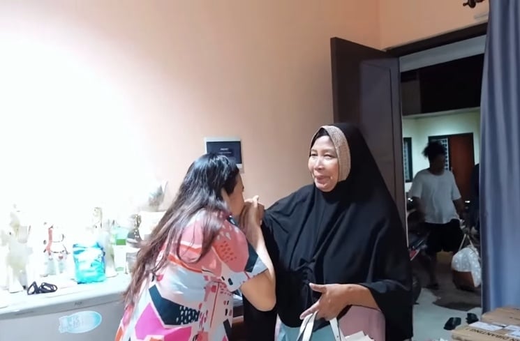 Momen Indah Permatasari dikunjungi mertua. (YouTube/Indah Permatasari)