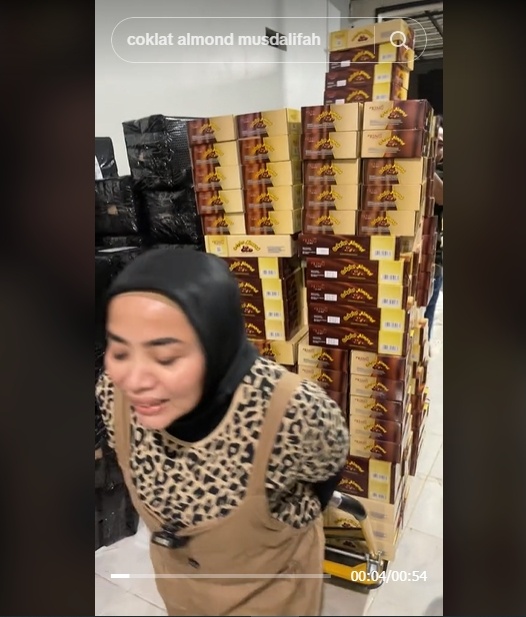 Potret Muzdalifah Urus Barang Dagangan di Gudang. (TikTok/muzdalifahnurahma)