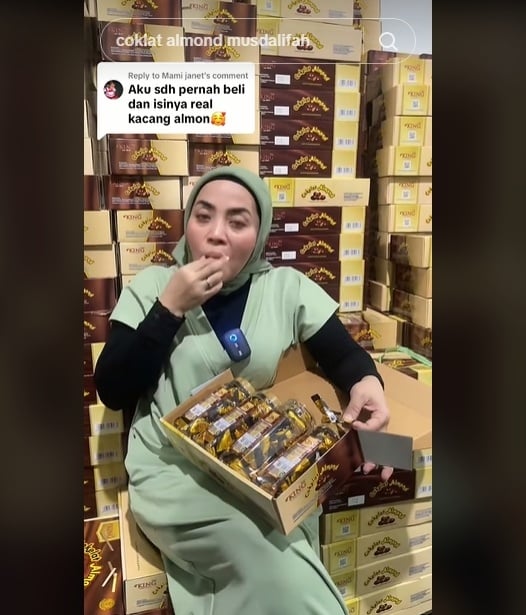 Potret Muzdalifah Urus Barang Dagangan di Gudang. (TikTok/muzdalifahnurahma)