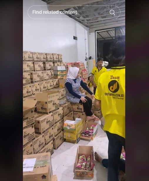 Potret Muzdalifah Pengelola Barang di Gudang.  (TikTok/muzdalifahnurahma)