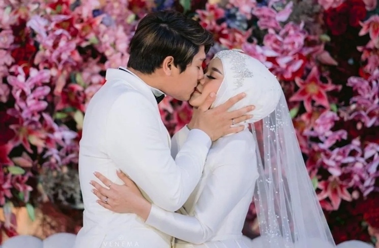 Momen wedding kiss artis Indonesia (Instagram/@rizkybillar)