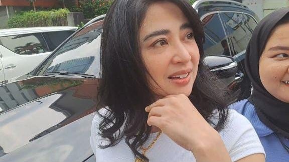 Dewi Perssik di kawasan Kapten P. Tendean, Mampang Prapatan, Jakarta Selatan pada Senin (28/8/2023). [Suara.com/Tiara Rosana]