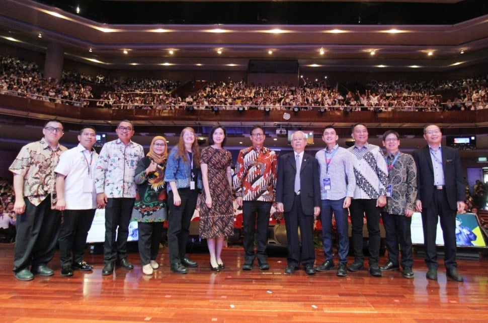 Menteri Kesehatan Republik Indonesia Budi Gunadi Sadikin foto bersama dengan jajaran UPH. [Yandi Sofyan/Suara.com]