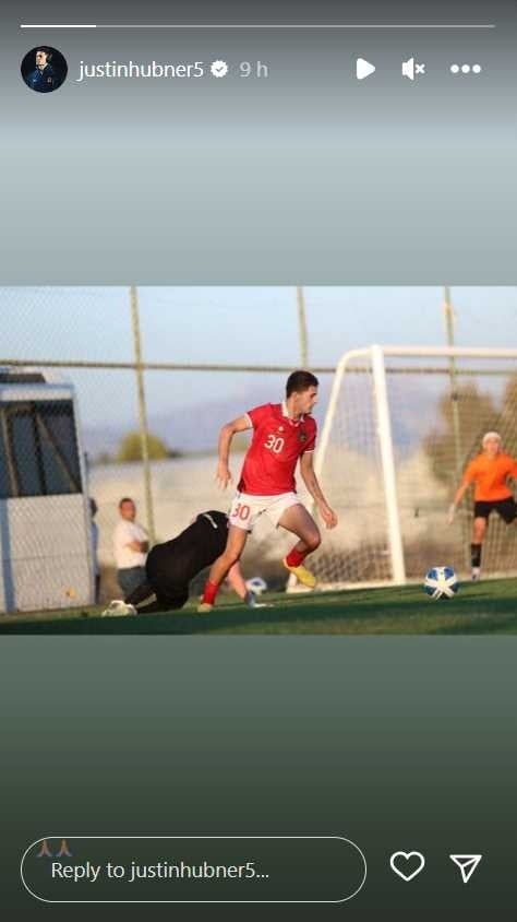 Pemain keturunan Belanda-Indonesia, Justin Hubner mengunggah foto tengah mengenakan jersey Timnas Indonesia di Instagram Stories miliknya. [IG/@justinhubner5]