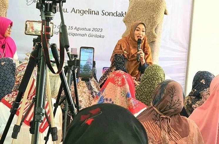 Potret Angelina Sondakh Jadi Guru Ngaji (Instagram/@angelinasondakh09)