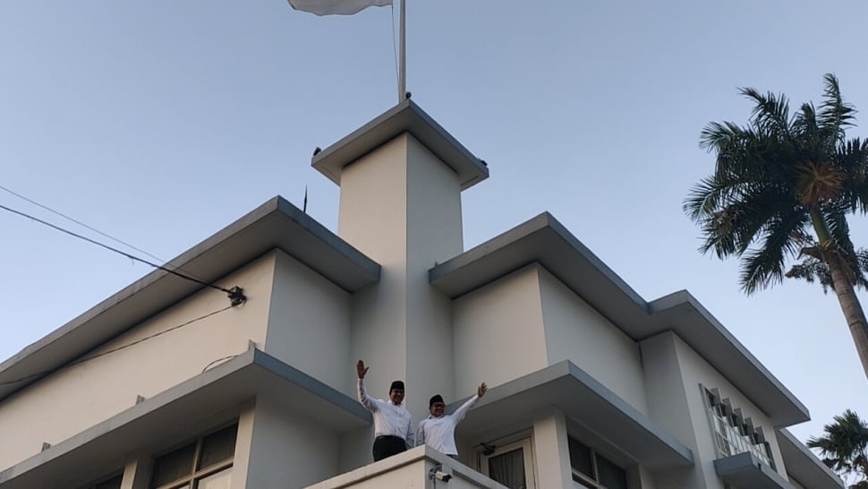 Pasangan Anies Baswedan-Muhaimin Iskandar, berdiri dilokasi tempat penyobekan bendera di Hotel Mojopahit Surabaya. [SuaraJatim/Dimas Angga]