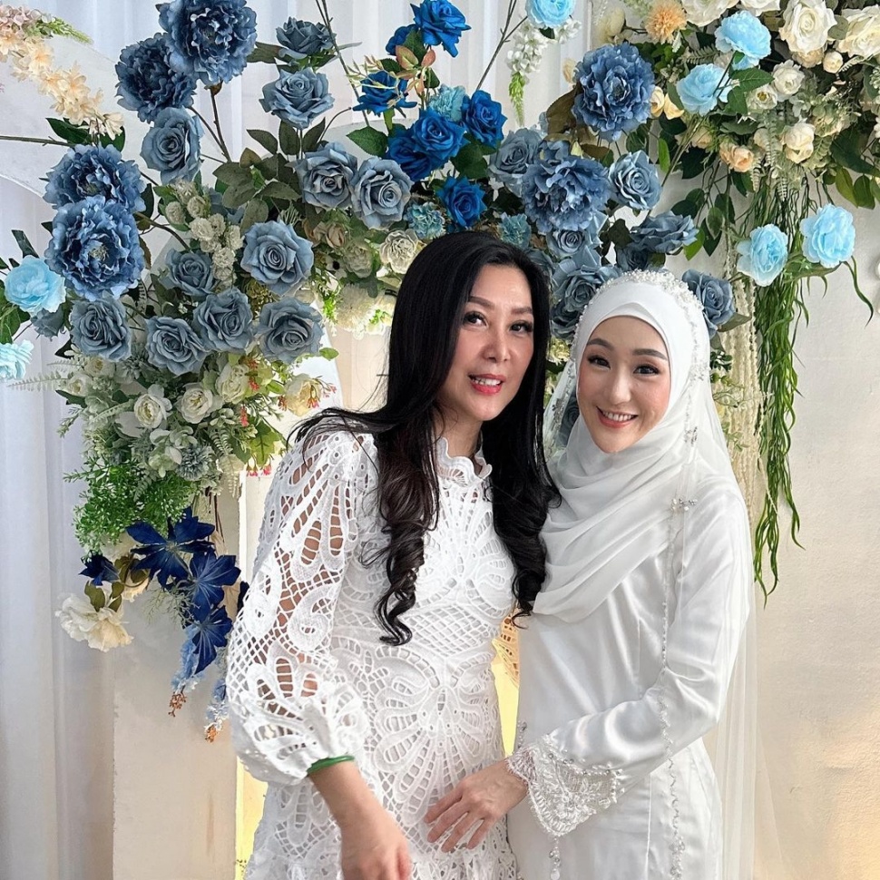 Ibunda Larissa Chou, Julie Tan menghadiri pernikahan putrinya dengan Ikram Rosadi. [Instagram]