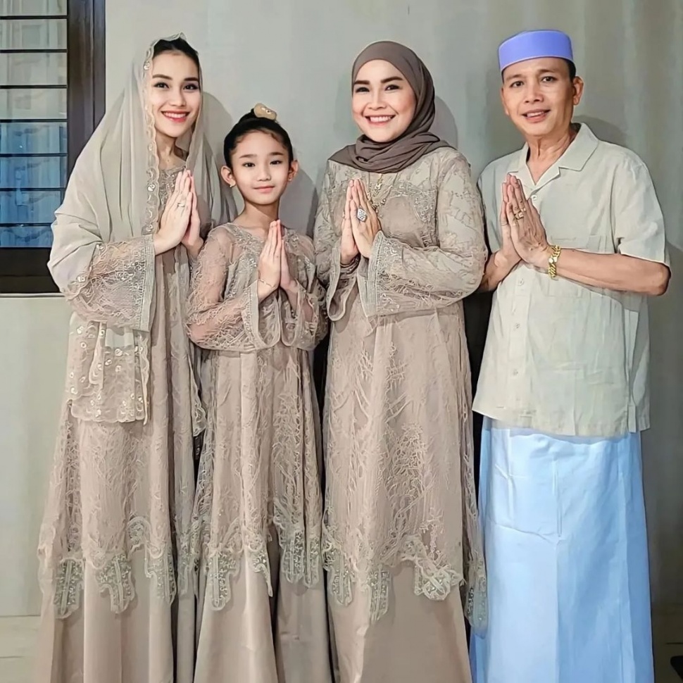 Ayu Ting Ting bersama Ayah Ojak, Umi Kalsum, dan Bilqis Khumairah Razak. [Instagram]