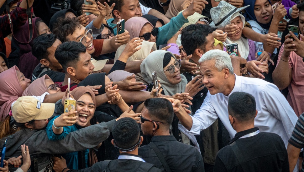  Gubernur Jawa Tengah Ganjar Pranowo (kanan) menyapa warga seusai memberikan pidato pada perpisahan bertajuk Pesta Rakyat Terima Kasih Jawa Tengah di halaman Kantor Gubernur Jawa Tengah, Semarang, Jawa Tengah, Selasa (5/9/2023). [ANTARA FOTO/Aji Styawan/Spt]