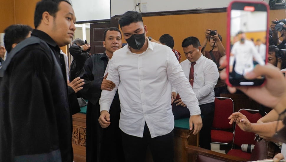 Terdakwa kasus penganiayaan David Ozora, Shane Lukas menangis saat menjalani sidang putusan di Pengadilan Negeri Jakarta Selatan, Jakarta, Kamis (7/9/2023). [Suara.com/Alfian Winanto]