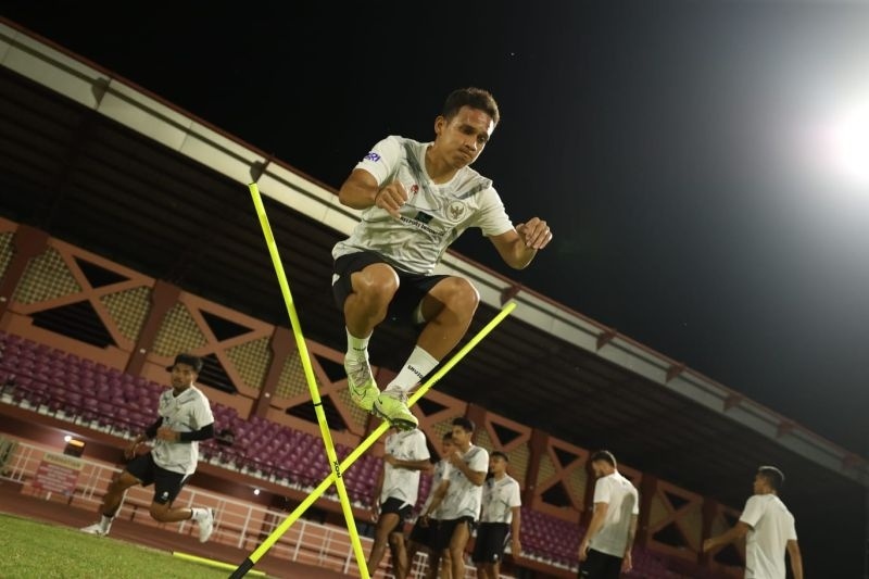 Pemain Timnas Indonesia, Egy Maulana Vikri berlatih bersama tim di Lapangan Thor Surabaya, Rabu (6/9/2023). [ANTARA/HO-PSSI]