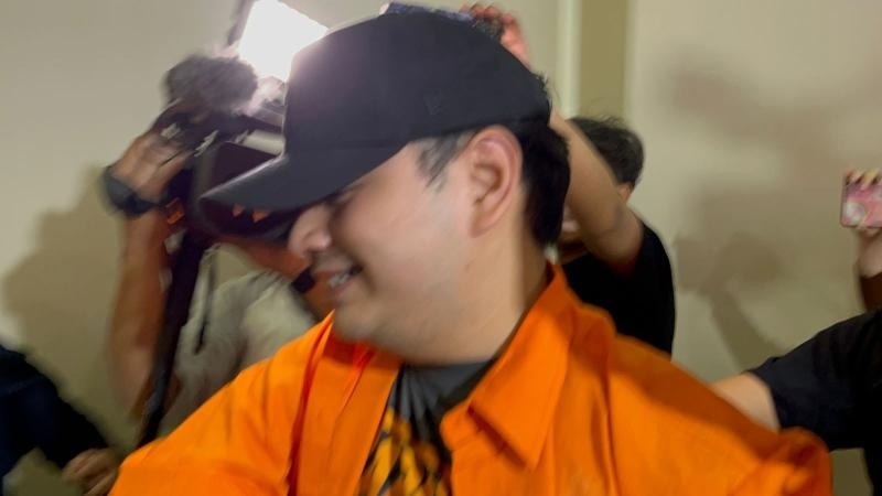 Dito Mahendra, buronan kasus senpi ilegal setelah mengenakan baju tahanan di Bareskrim Polri. (Suara.com/M Yasir)