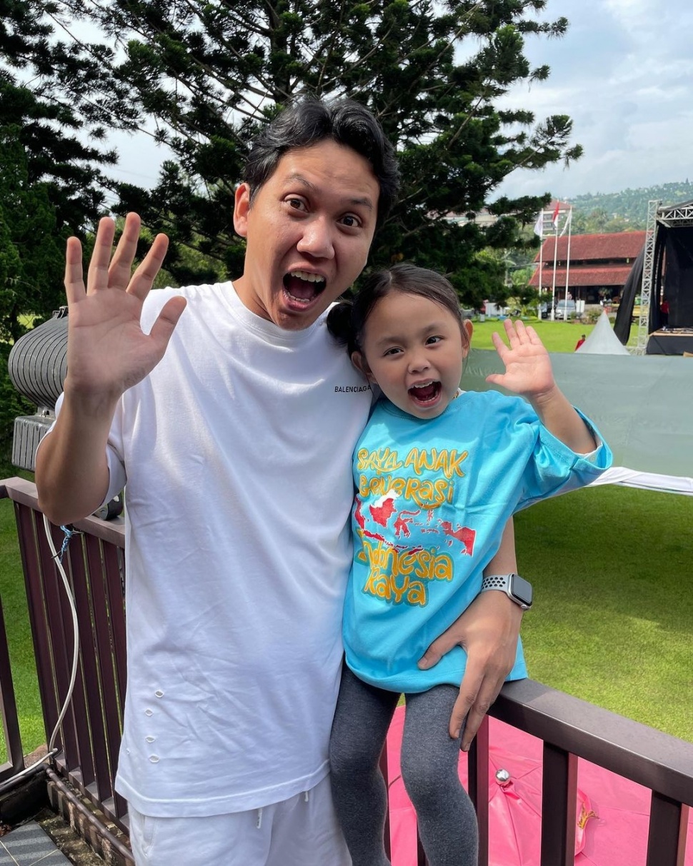 Shabira Alula alias Lala bersama ayah, Adnan Fahmi. [Instagram]