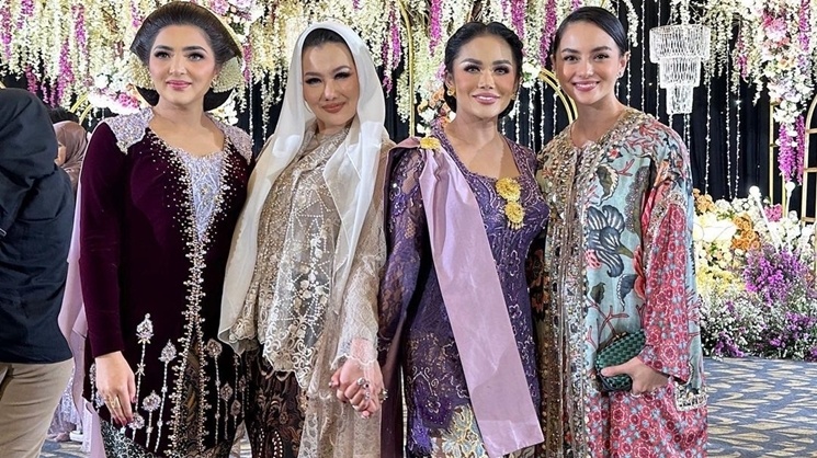 Gaya Artis Hadiri Acara 7 Bulanan Aurel Hermansyah (Instagram/@ririnekawati)