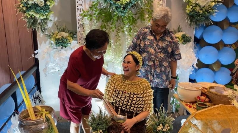 Denise Chariesta merayakan ulang tahun yang ke-32 sekaligus menggelar acara siraman tujuh bulanan di sebuah restoran cepat saji di kawasan Kebayoran Baru, Jakarta Selatan, Senin (11/9/2023). [Tiara Rosana/Suara.com]