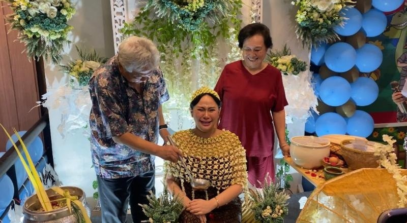 Denise Chariesta merayakan ulang tahun yang ke-32 sekaligus menggelar acara siraman tujuh bulanan di sebuah restoran cepat saji di kawasan Kebayoran Baru, Jakarta Selatan, Senin (11/9/2023). [Tiara Rosana/Suara.com]