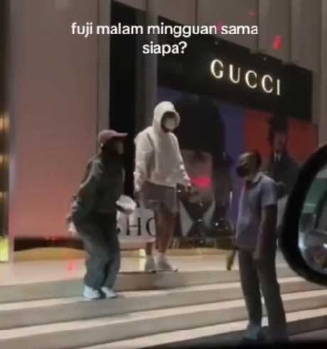 Sosok pria berhoodie putih diduga Asnawi Mangkualam bersama Fuji. [Dok. Instagram/@asnawifujian]