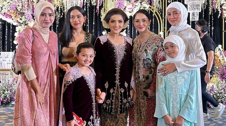 Gaya Artis Hadiri Acara 7 Bulanan Aurel Hermansyah (Instagram/@ririnekawati)