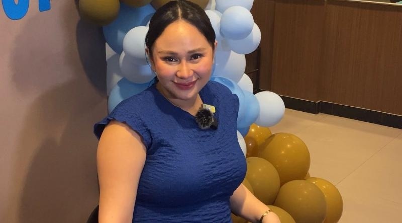 Denise Chariesta merayakan ulang tahunnya yang ke-32 saat menggelar acara syukuran tujuh bulan di salah satu restoran cepat saji kawasan Kebayoran Baru, Jakarta Selatan, Senin (11/9/2023). [Tiara Rosana/Pahami.id]