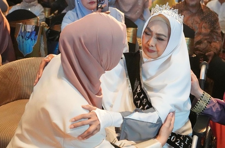 Potret Ibu Ria Ricis jadi Wisudawati Tertua Penghafal Alquran. (Instagram/@okisetianadewi)