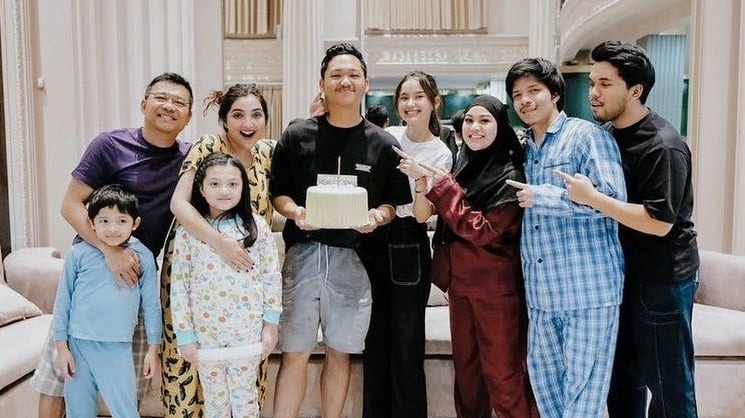 Gaya Pacaran Azriel Hermansyah dan Sarah Menzel. (Instagram/@ssarah_menzel)