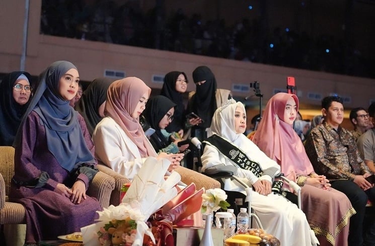 Potret Ibu Ria Ricis jadi Wisudawati Tertua Penghafal Alquran. (Instagram/@okisetianadewi)