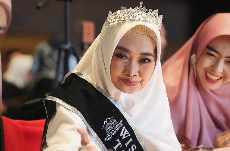 Potret Ibu Ria Ricis jadi Wisudawati Tertua Penghafal Alquran. (Instagram/@okisetianadewi)