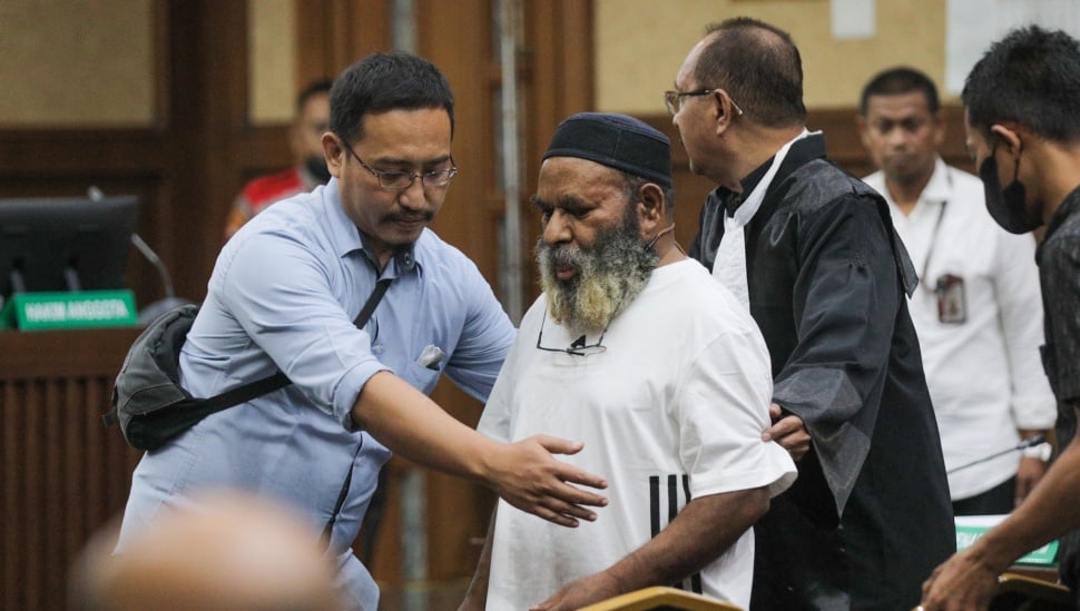 Terdakwa Gubernur Papua nonaktif Lukas Enembe menjalani sidang lanjutan di Pengandilan Tipikor, Jakarta, Rabu (13/9/2023). [Suara.com/Alfian Winanto]