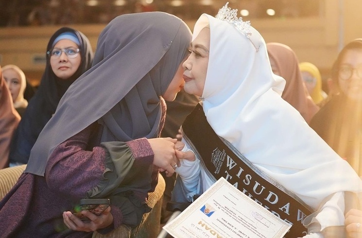 Potret Ibu Ria Ricis jadi Wisudawati Tertua Penghafal Alquran. (Instagram/@okisetianadewi)