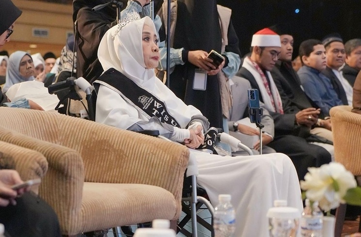 Potret Ibu Ria Ricis jadi Wisudawati Tertua Penghafal Alquran. (Instagram/@okisetianadewi)