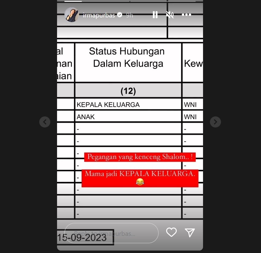 Irma Purba menunjukkan kartu keluarga yang yang baru, sekaligus mengabarkan kalau ia telah bercerai dari Boris Bokir. [Instagram]