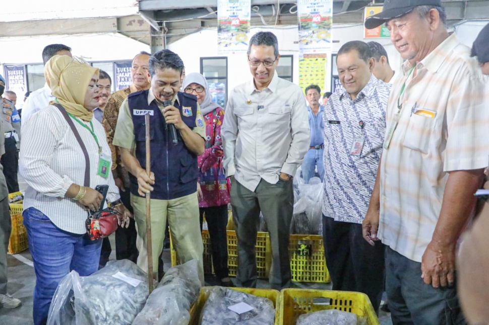 Penjabat Gubernur DKI Jakarta Heru Budi Hartono menyerahkan bantuan dan fasilitas untuk UMKM di Muara Angke, Kamis (14/9/2023). (Dok. Pemprov DKI).