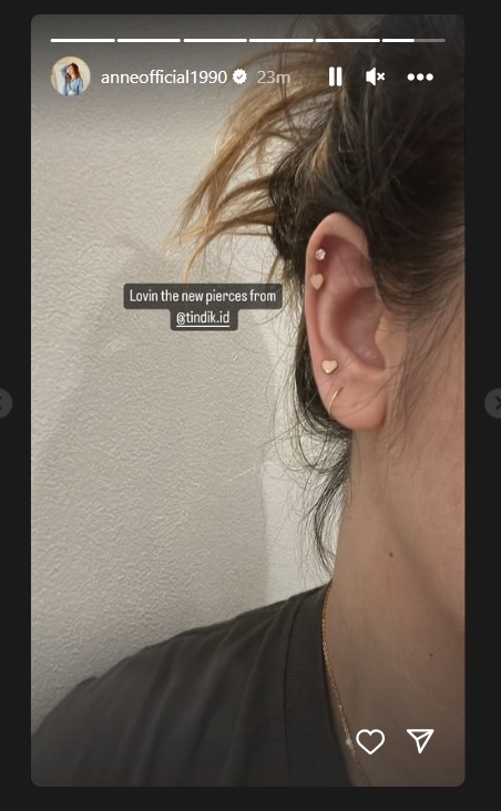 Putri Anne memamerkan tindik telinganya (Instagram)