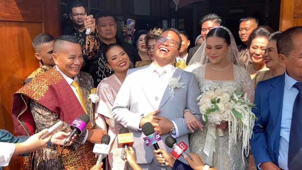 Putra Hotman Paris, Fritz Hutapea usai jalani upacara pemberkatan nikah dengan  Chen Giovani di Gereja HKBP Rawamangun, Jakarta, Sabtu (16/9/2023) [Suara.com/Adiyoga Priyambodo]