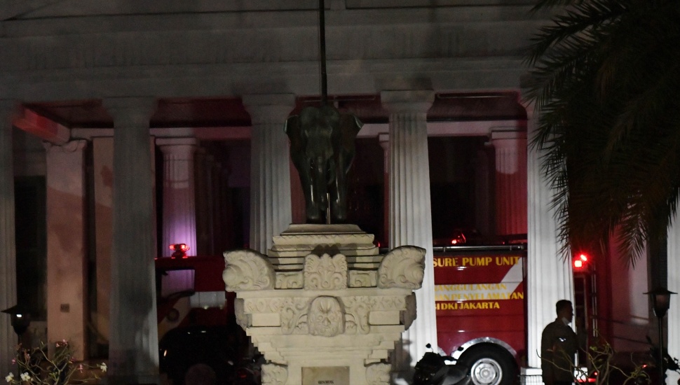 Polisi berjaga saat petugas pemadam kebakaran berupaya memadamkan api ketika terjadi kebakaran di Museum Nasional di Jakarta, Sabtu (16/9/2023). [ANTARA FOTO/ Fakhri Hermansyah/Spt]